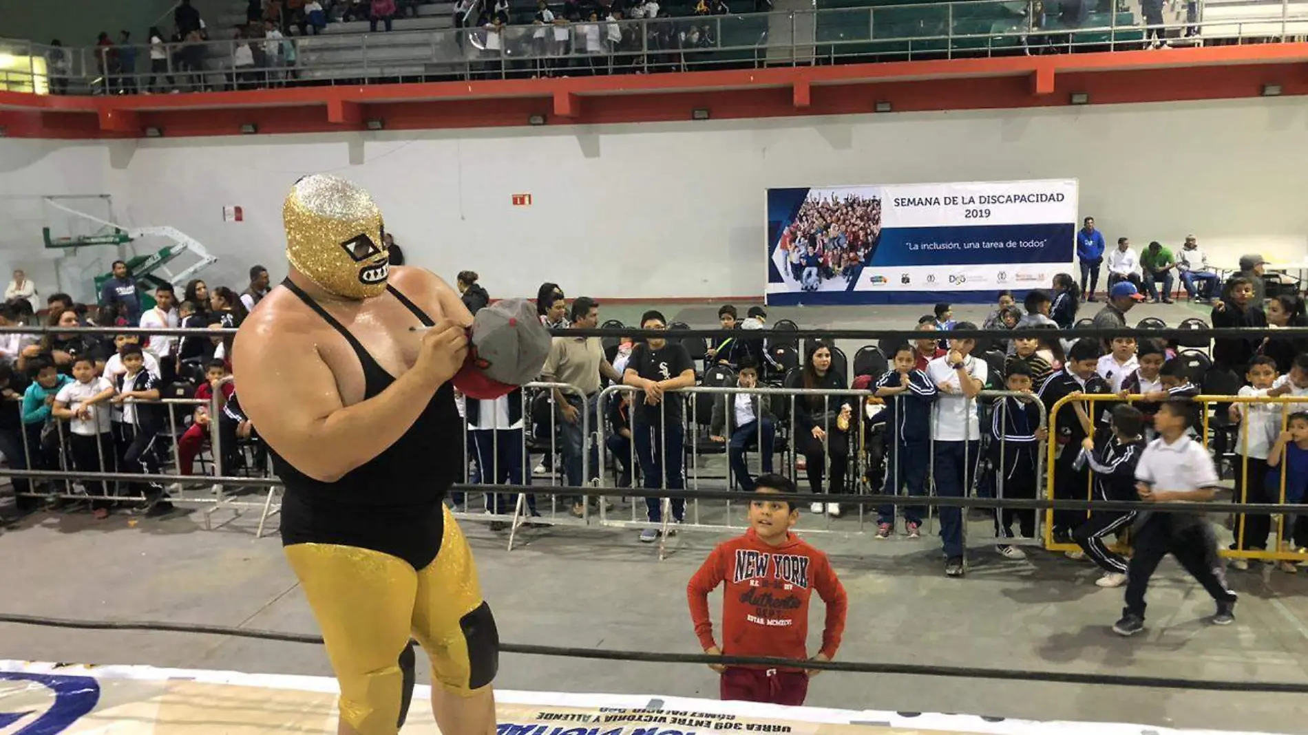 30 Acuden cerca de un millar de niñas y niños con discapacidad a función de lucha libre1